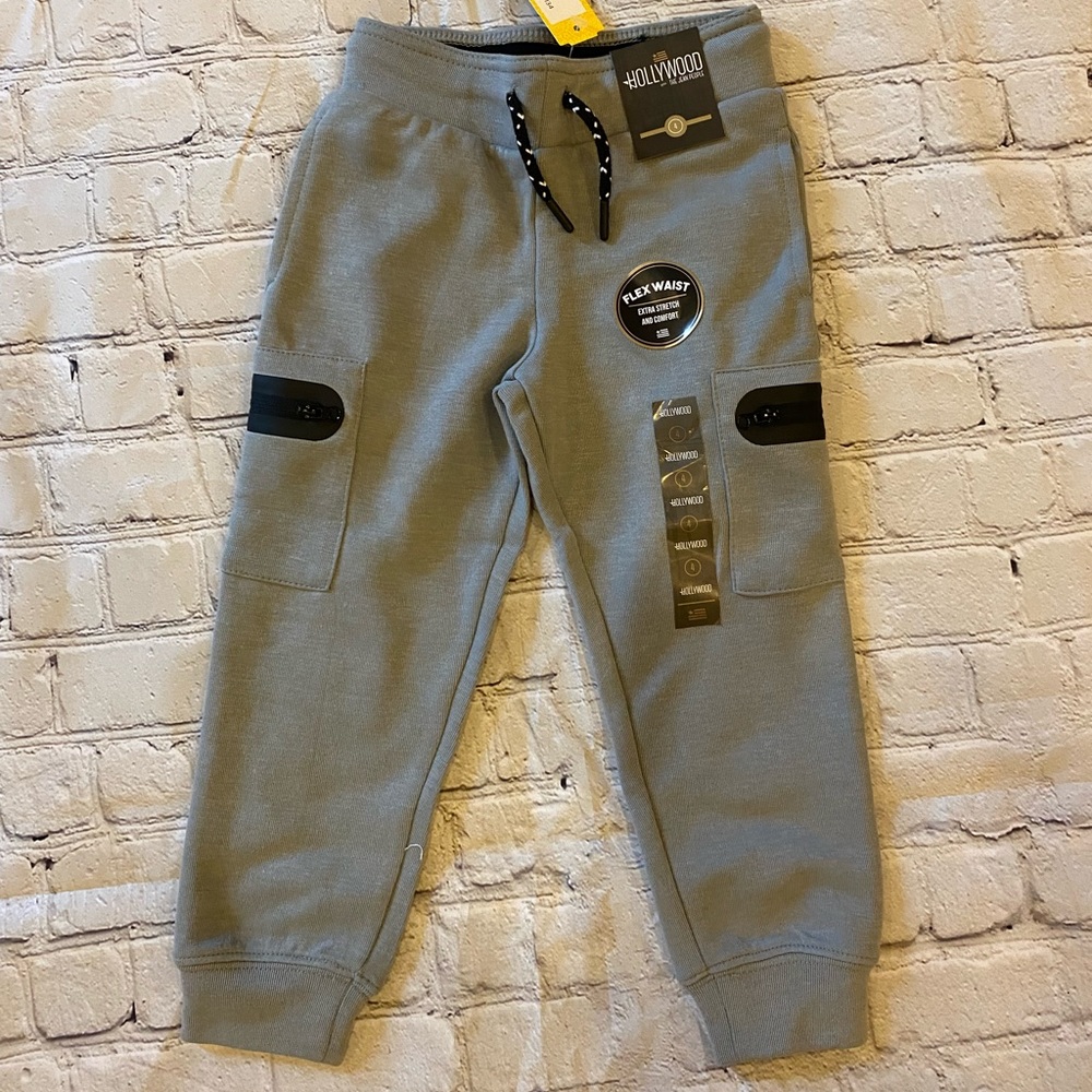 NWT grey fleece jogger with zipper pockets
